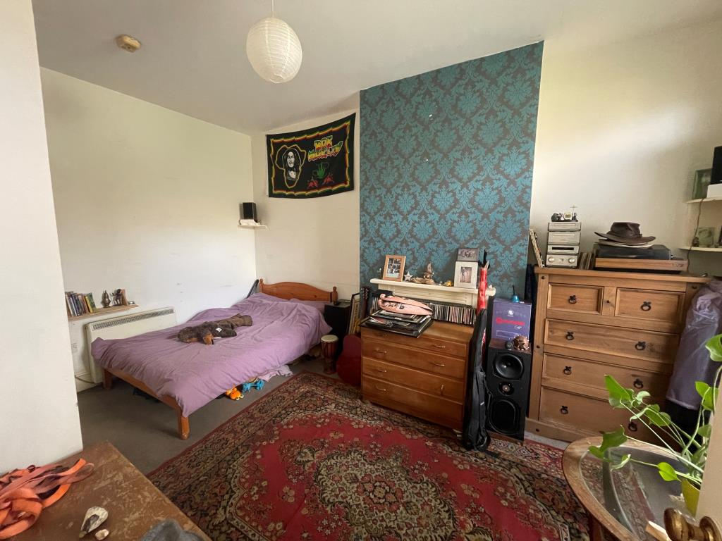 Lot: 129 - FREEHOLD BLOCK OF THREE FLATS FOR INVESTMENT - Middle flat's bedroom